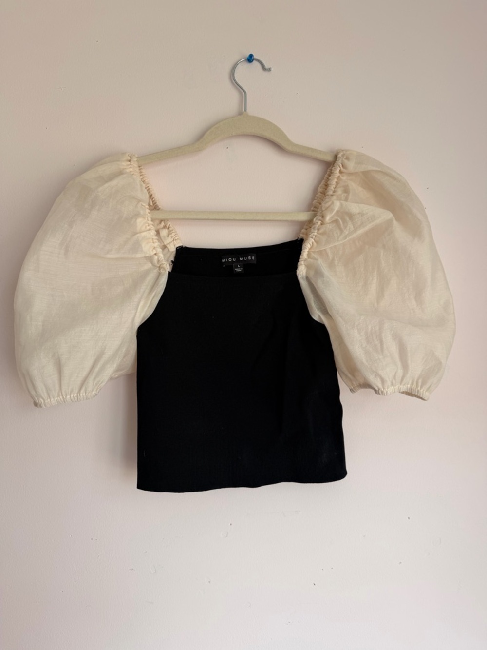 Contrast Puff-Sleeve Crop Top in Black and Cream